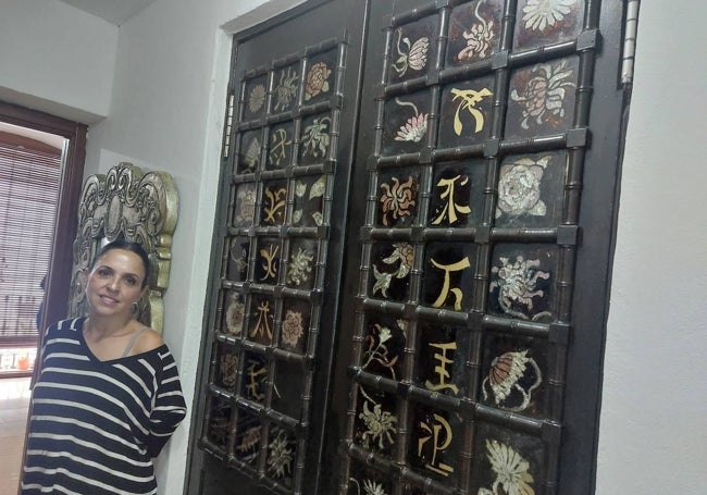 Candi Albarca junto a la puerta obra de Antonio Juez que conserva en su vivienda.