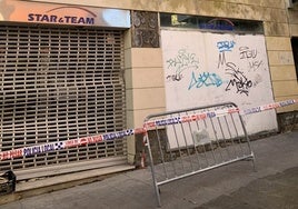 Aspecto de la zona del edificio en la calle Moret, sin terraza y con el inmueble vallado en enero de 2023.