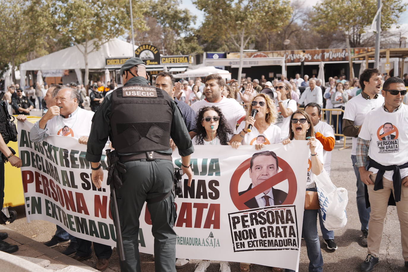 Imágenes del recibimiento al ministro Planas en Zafra