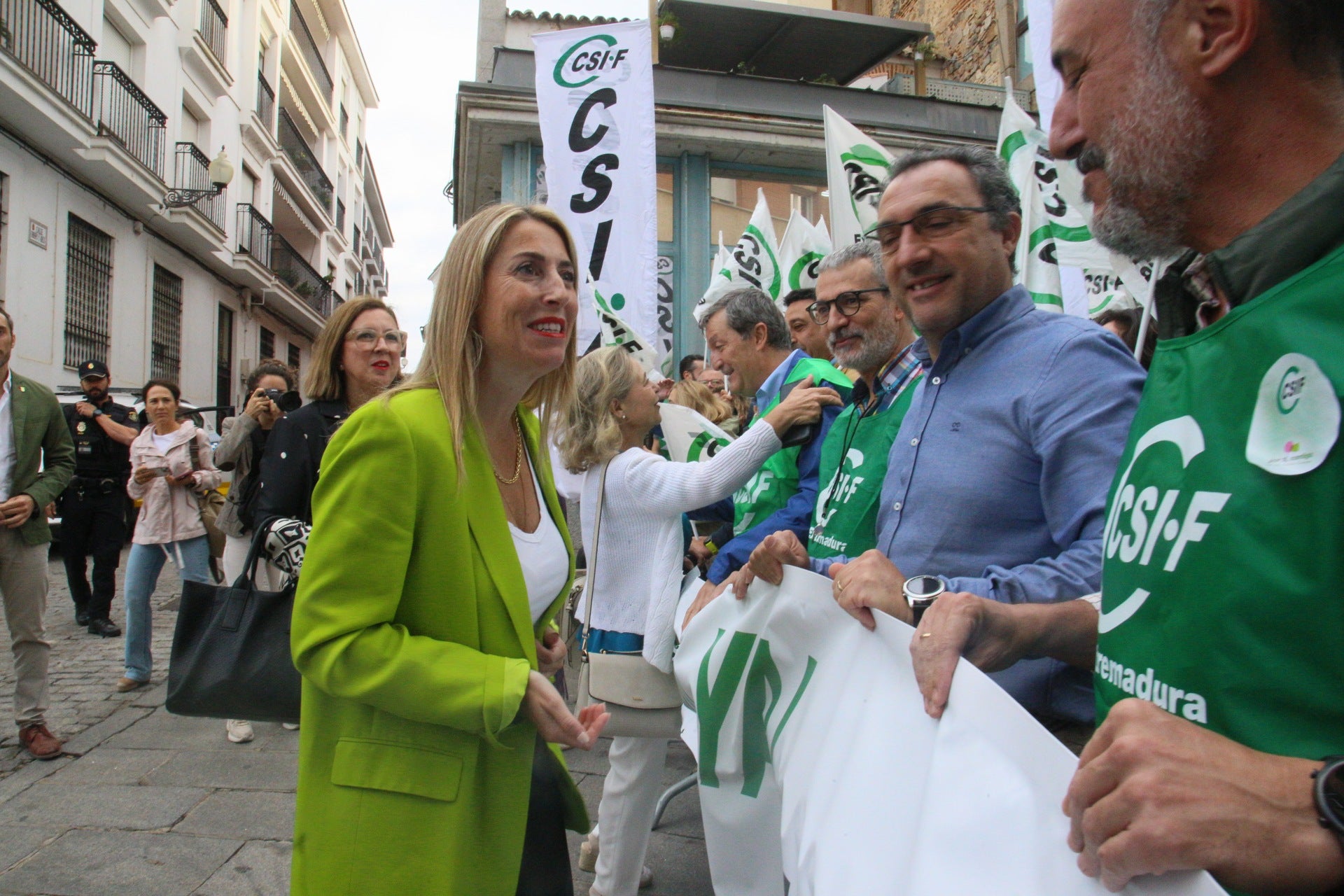 Encuentro de María Guardiola con CSIF a las puertas de la Asamblea.