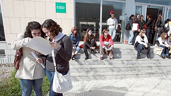 La Junta de Extremadura quiere contratar docentes sin el máster en las especialidades que faltan profesores