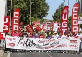 Encarna Chacón y Patrocinio Sánchez, en la cabecera de la manifestación del Primero de Mayo en Mérida en 2023.