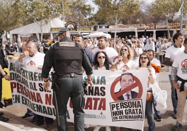 Protesta de afiliados y técnicos de Apag Asaja esta mañana en el recinto ferial de Zafra.