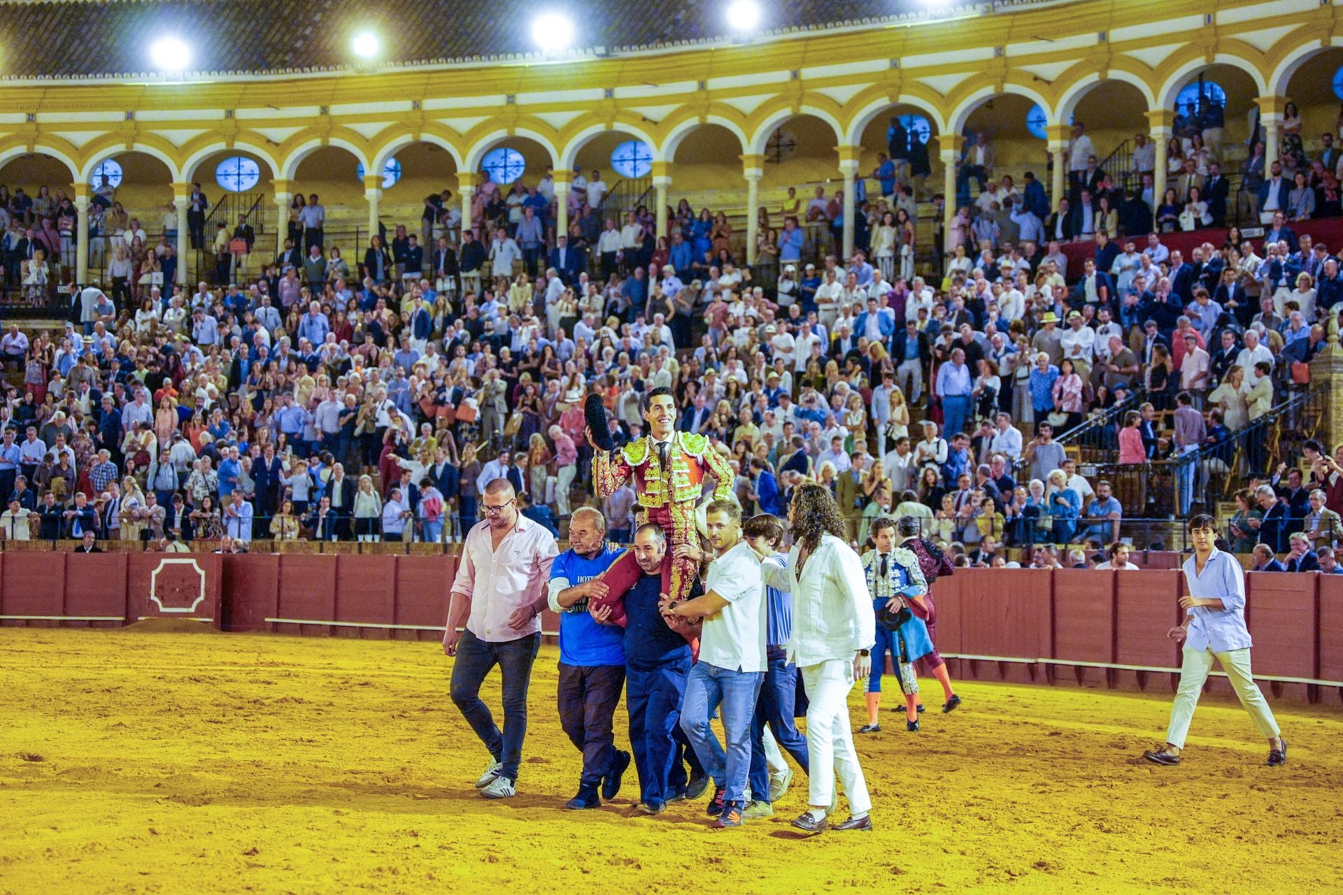 Alejandro Talavante abre la la Puerta del Príncipe de Sevilla