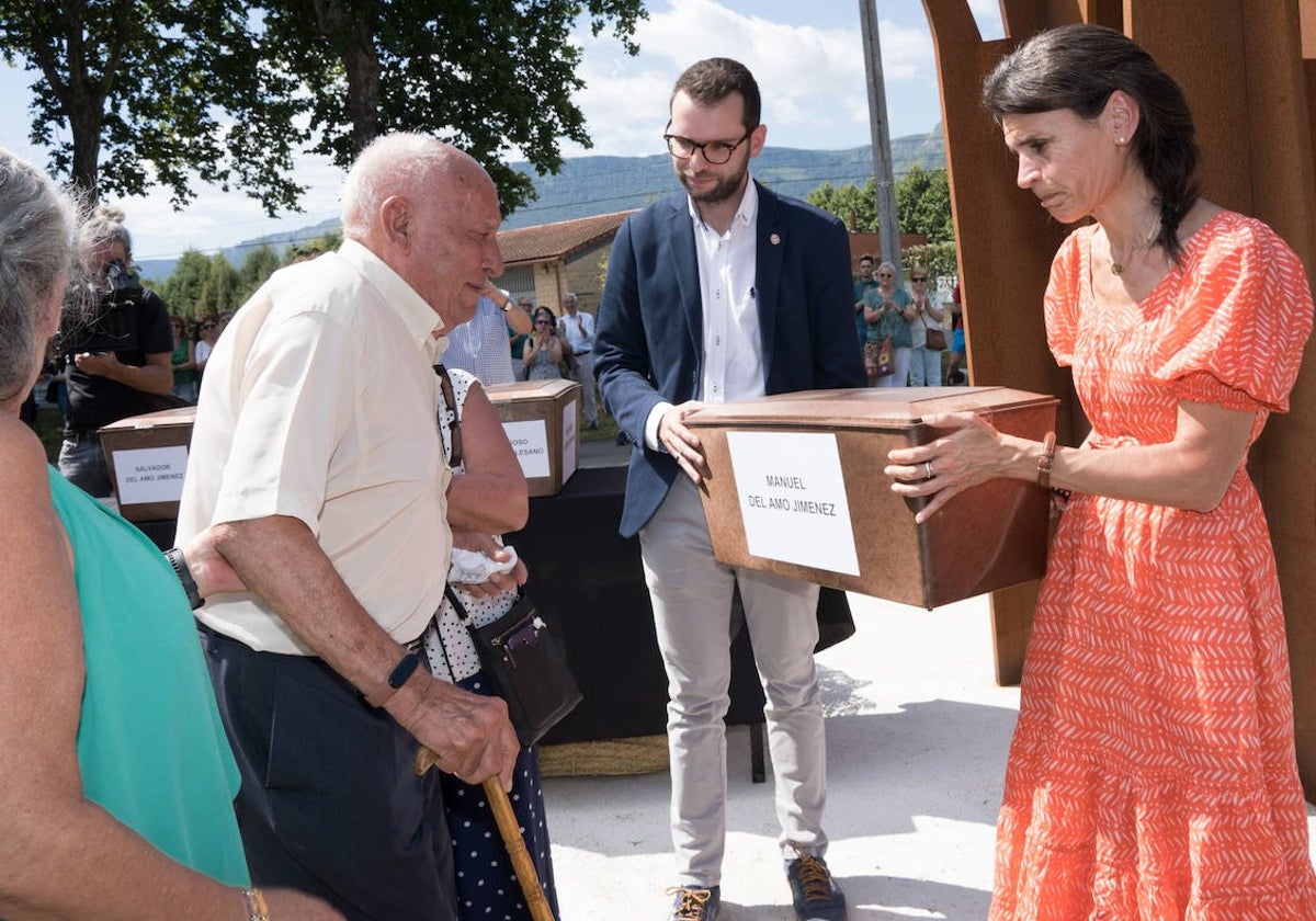 Un descendiente del extremeño Manuel del Amo Jiménez recibe sus restos en Orduña en julio de 2023.