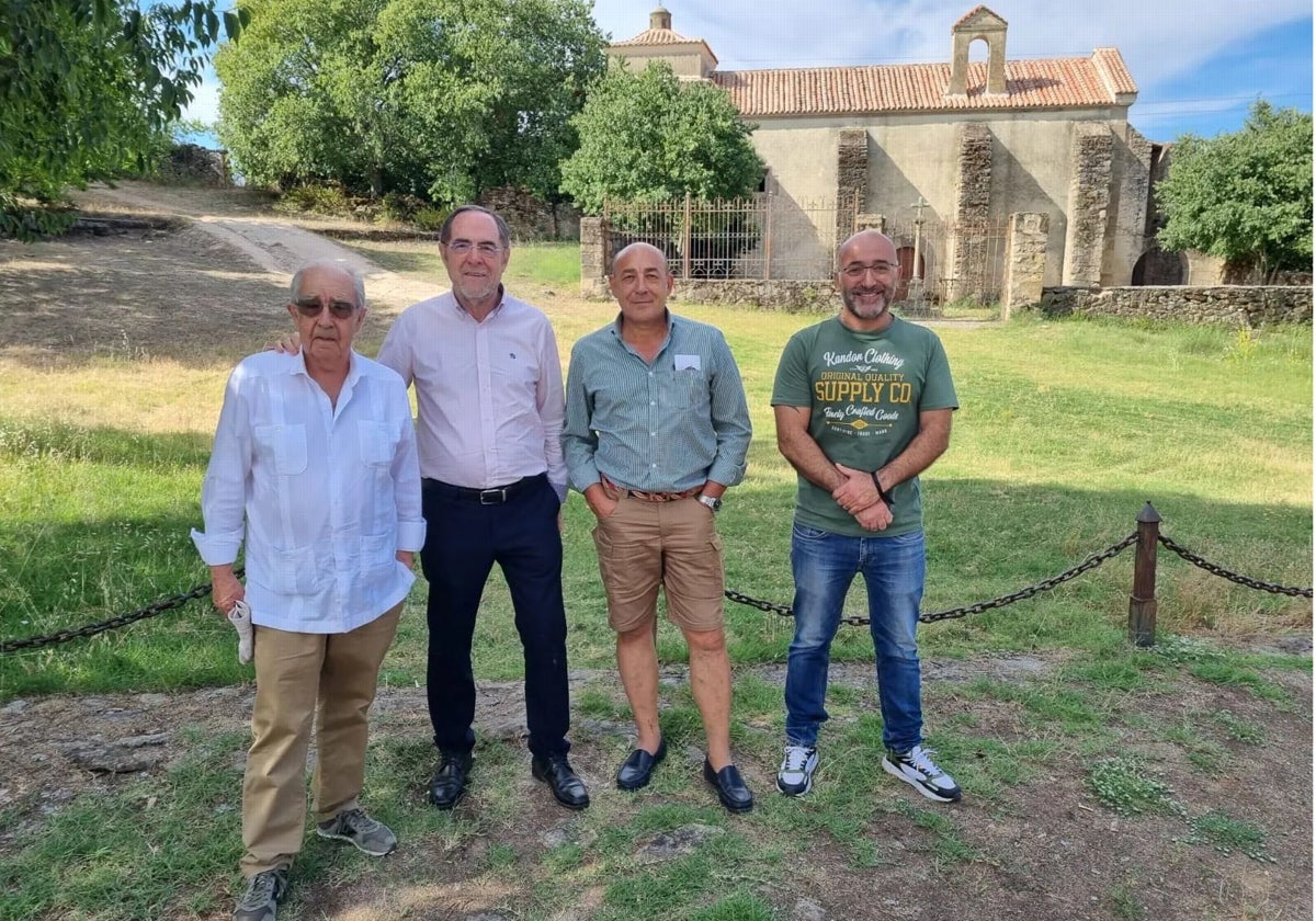 De izquierda a derecha, José Julián Barriga, Sixto Sánchez-Lauro (miembros de la organización del Congrso), el historiador Javier Timón y FernandoSánchez, alcalde de Belvís de Monroy.