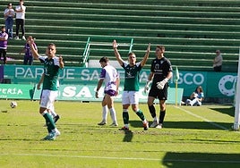 Adri Pérez y Deco protestan una acción ofensiva del Cacereño.