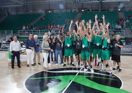 El Cáceres levanta la Copa Extremadura en el Multiusos.