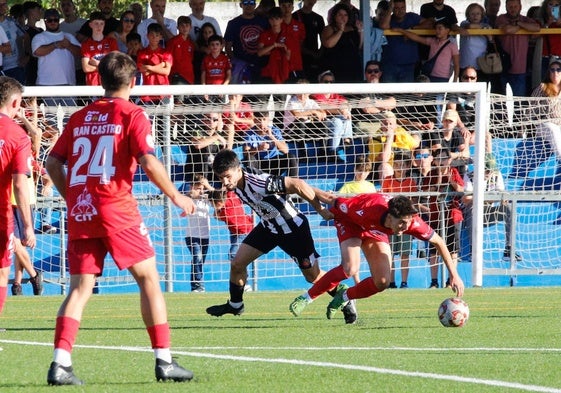 El delantero blanquinegro Montori pugna por el balón con el defensa colegial Montejano.