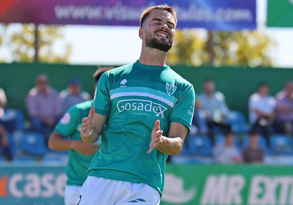 Farrell, que transformó el penalti en el 96, se lamenta tras una llegada en la primera parte.