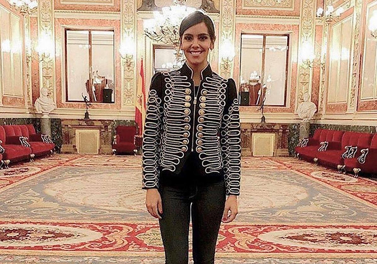 Cristina Pedroche es uno de los muchos rostros conocidos que se han dejado vestir por La Condesa. En este caso, luce la chaqueta 'Máxima'.