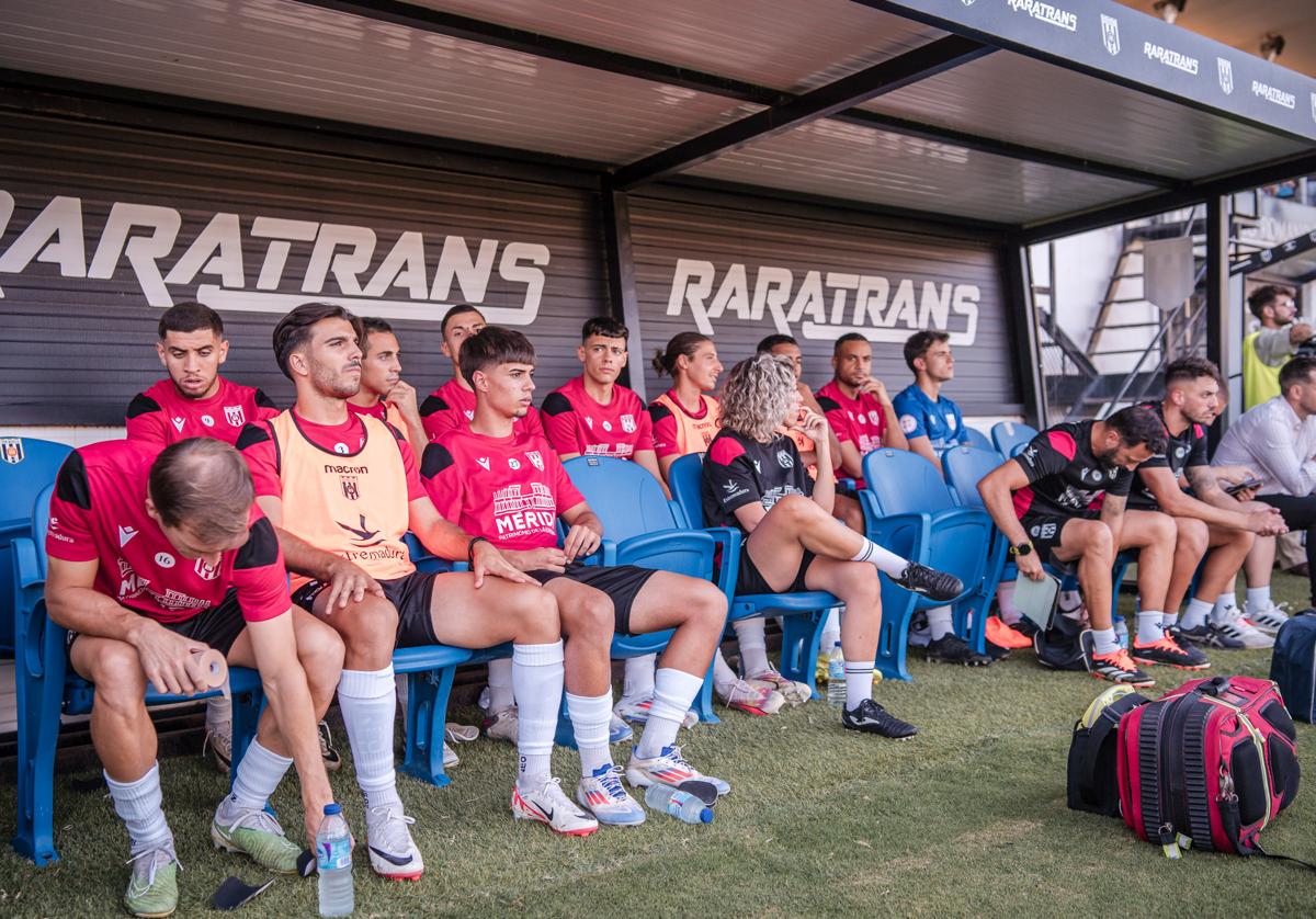 Banquillo del Mérida en el debut liguero ante el Recreativo.