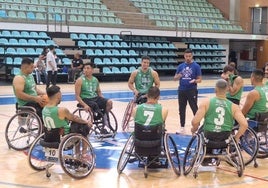 Jorge Borba se dirige a su equipo en el torneo de Lisboa.