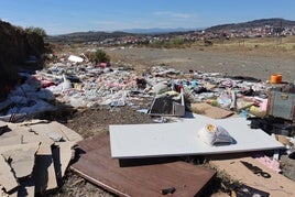 Restos de basura arrojados de forma ilegal.