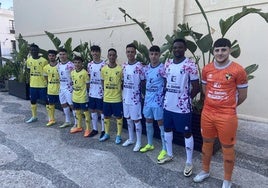 Los jugadores del Villafranca con las nuevas equipaciones.