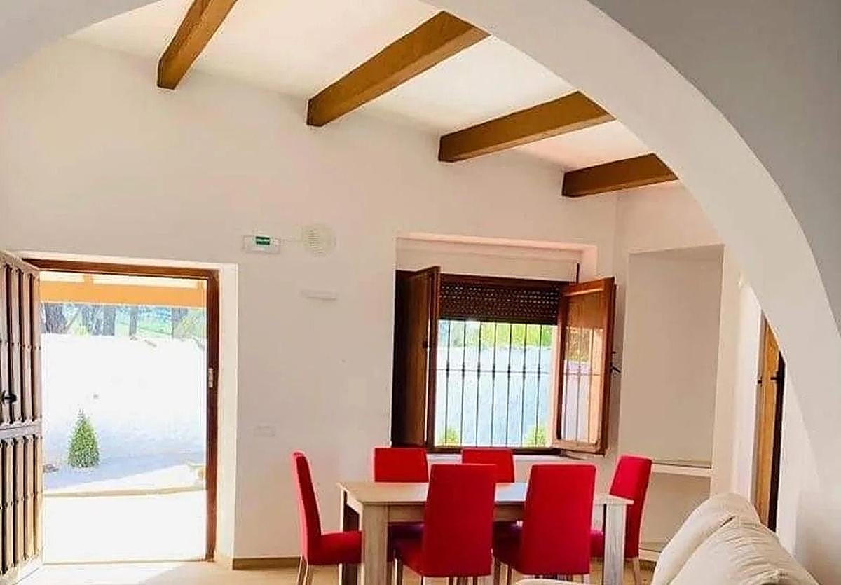 Detalle del salón de la casa rural.