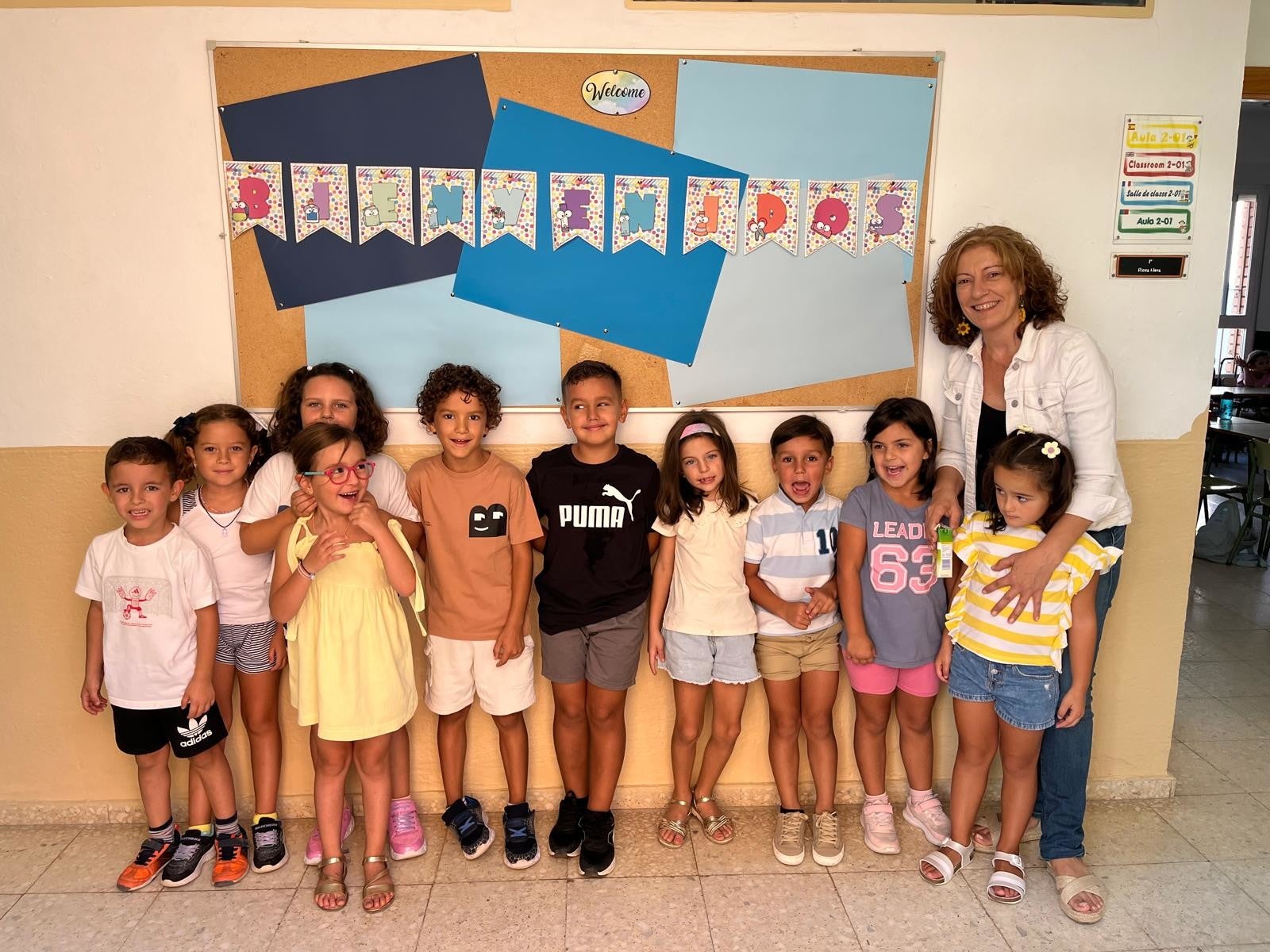 A la derecha, Alejandra, junto a sus compañeros y maestra.