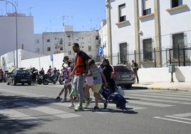 El atropello se produjo el lunes en este paso de peatones situado junto al colegio.