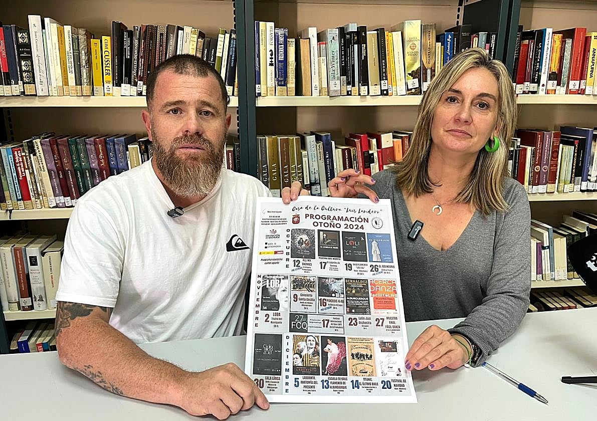 El concejal de cultura y la directora de la UPAL muestran el cartel del otoño cultural