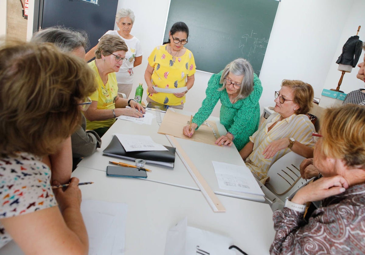 Taller de confección del hogar de mayores de la Plaza, impartido este jueves en el centro cívico de Mejostilla.