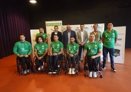 El nuevo equipo del Mideba Extremadura, este jueves con los representantes de las administraciones.