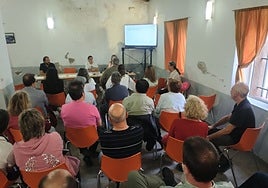 Reunión este miércoles en la sede vecinal de Aldea Moret en una imagen facilitada por los convocantes.