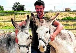 Marc Martínez Pérez, con sus burros.