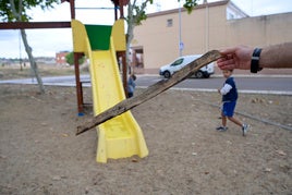 Trozos de madera que se encuentran los niños en el parque de la barriada de Llera.