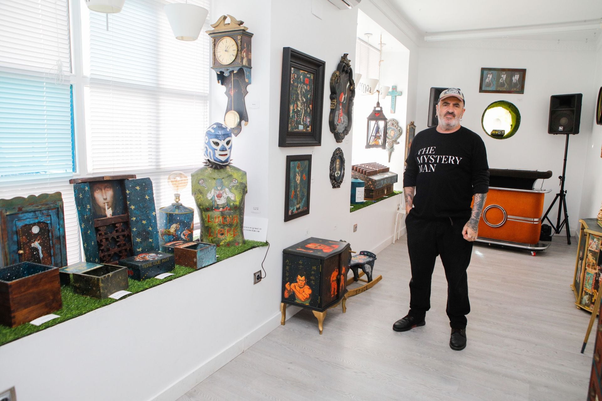 Carlos Kasaka muestra en la sala Belleartes su exposición 'Esto es todo'.