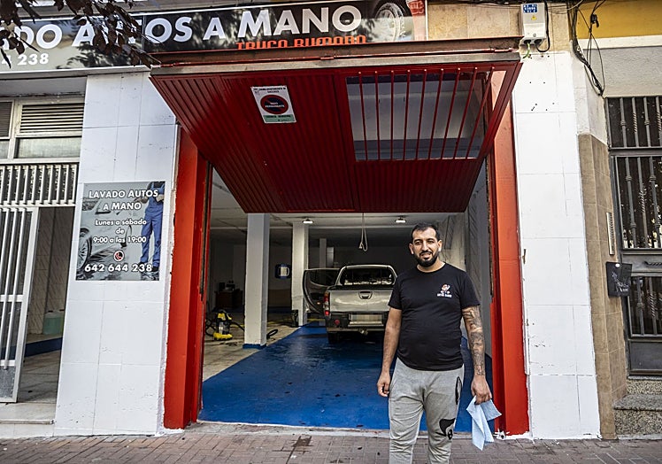 Manu ofrece lavado manual para automóviles.