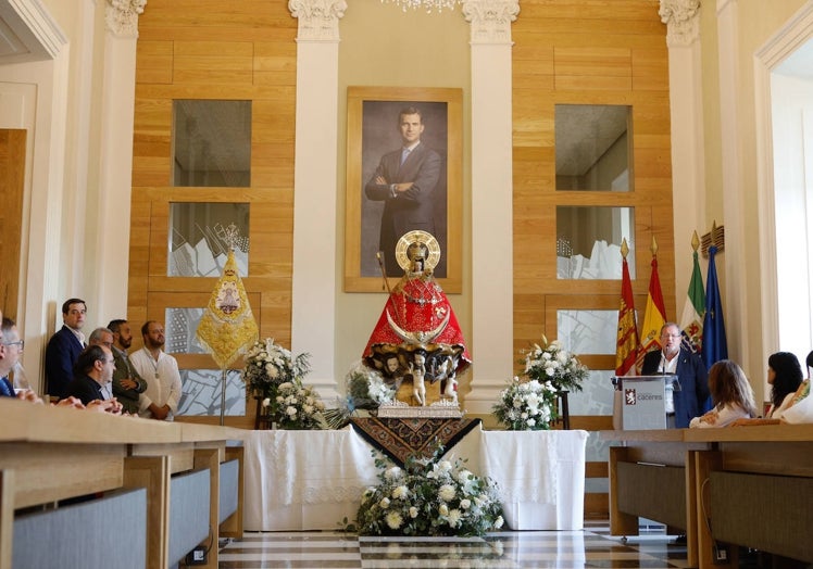 La patrona de Cáceres, este viernes durante su estancia en el Ayuntamiento.