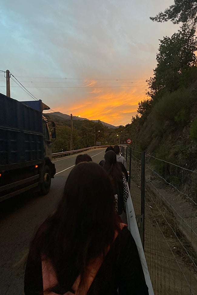 Alumnas en la carretera de acceso al IES de Navaconcejo.
