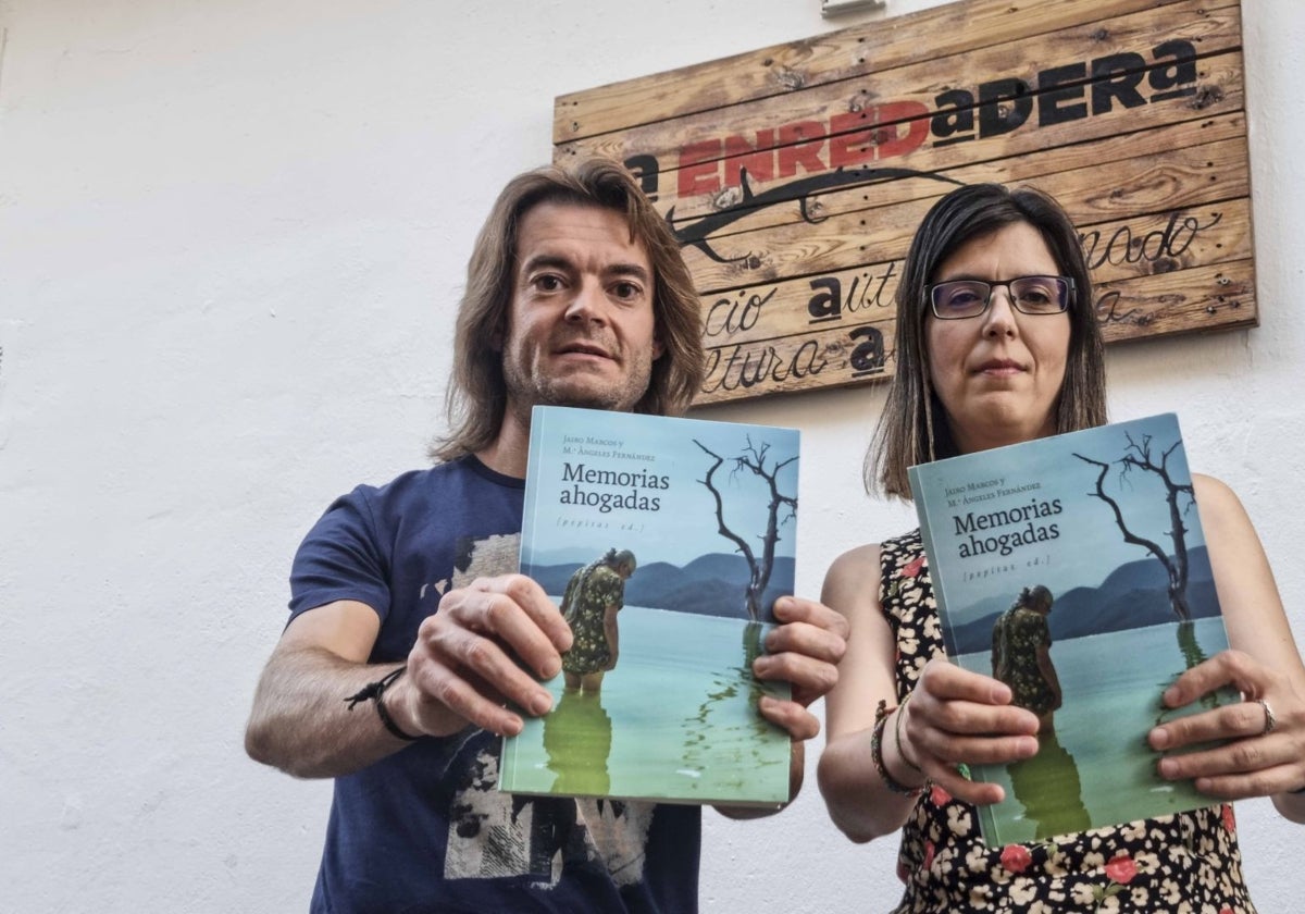 Jairo Marcos y María Ángeles Fernández, en la presentación de su libro en Mérida el pasado día 30.