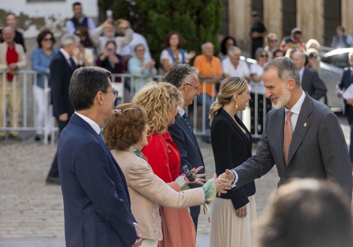 El Felipe VI saluda a las autoridades a su llegada a Trujillo.