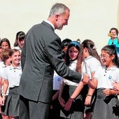 El Rey visita Trujillo: fotos con una bebé, escolares y «monárquicos hasta la médula»