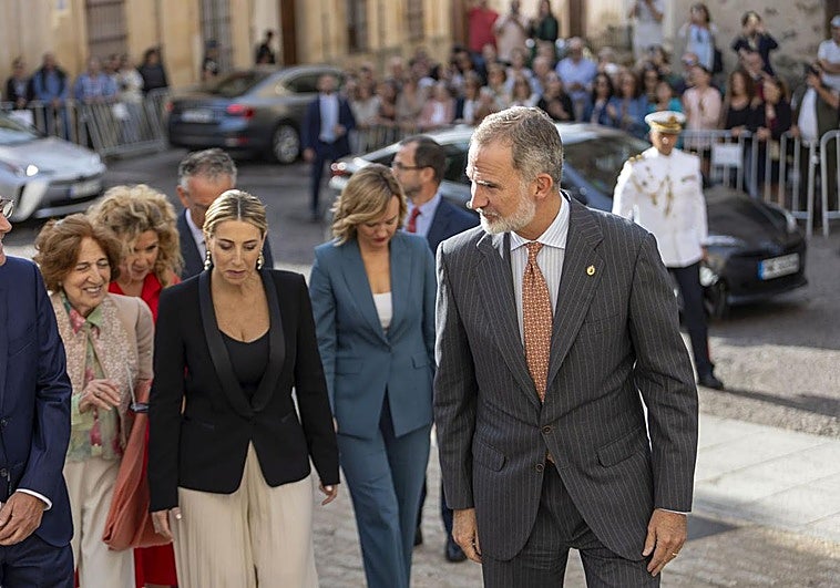 El Rey Felipe VI y la presidenta de la Junta de Extremadura, María Guardiola, junto a otras autoridades, a su llegada a Trujllo este viernes.