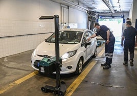 Un vehículo pasa una inspección técnica en una estación de la región