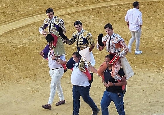 Los tres diestros, a hombros.