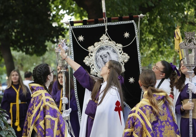 Una joven se hace un autorretrato con su móvil minutos antes del inicio del desfile.