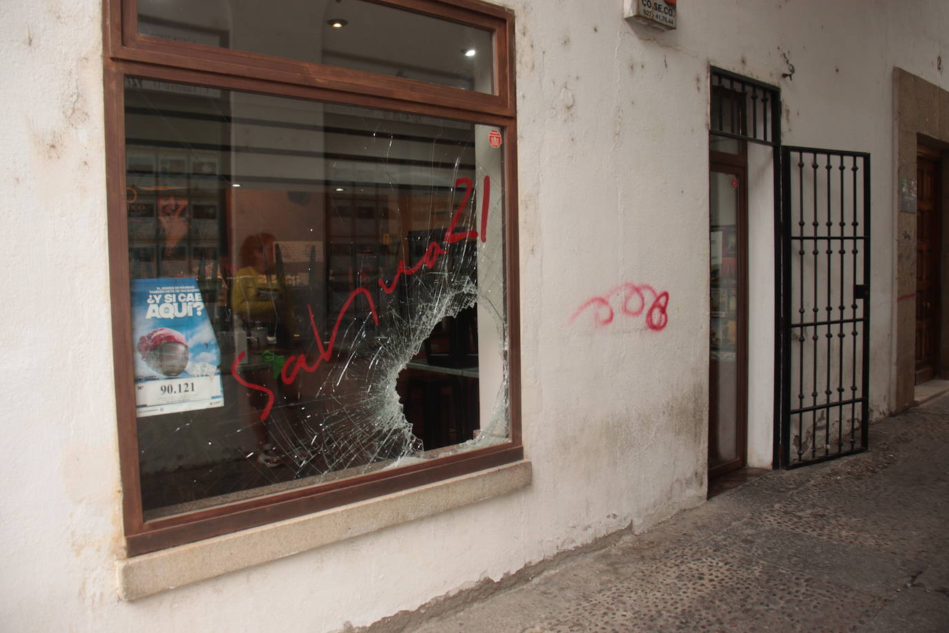 El ladrón rompió el ventanal con una tapa de alcantarilla cercana.