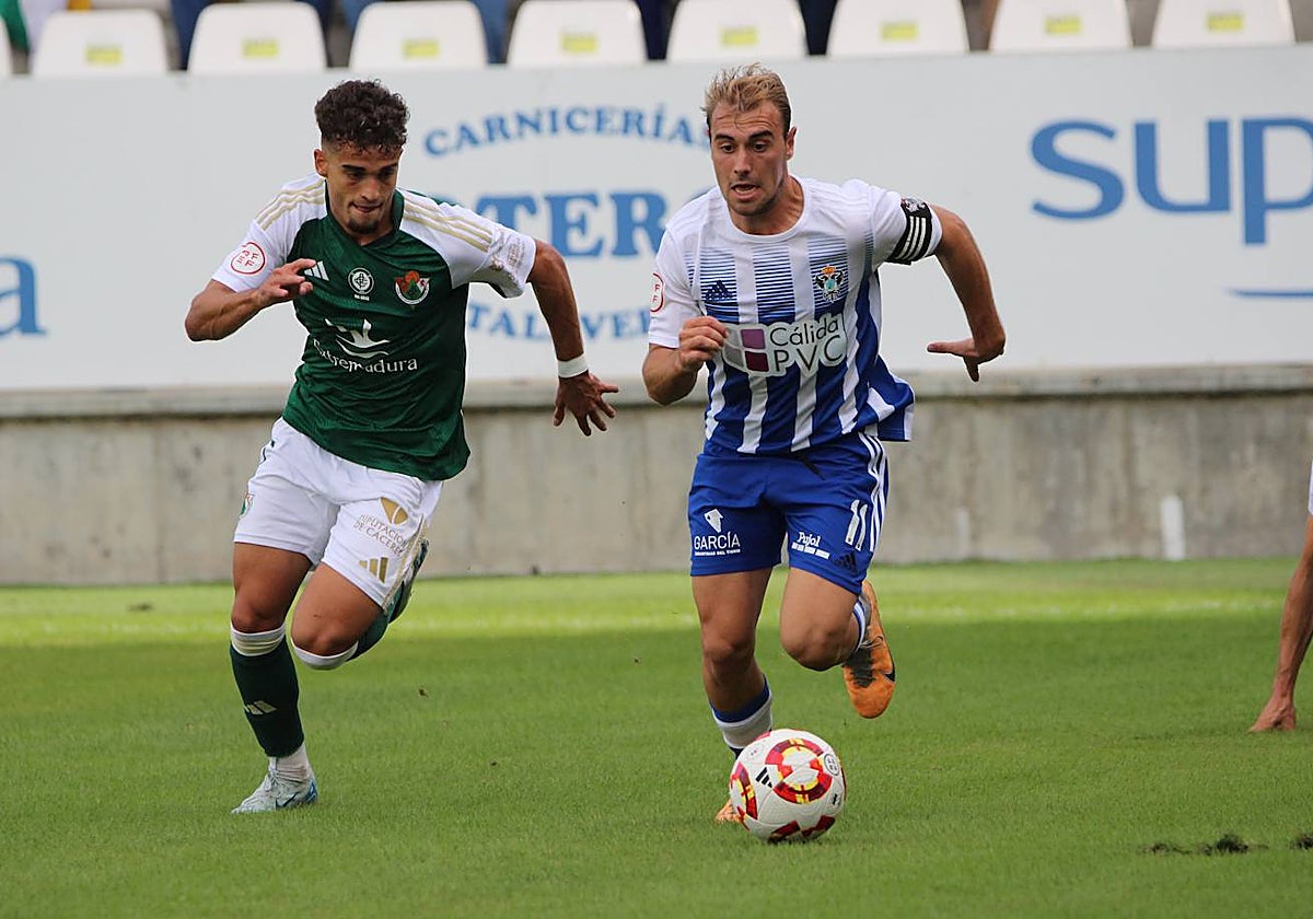 Marcos Carrillo, del Cacereño, presiona a Edu Gallardo, capitán del Talavera.