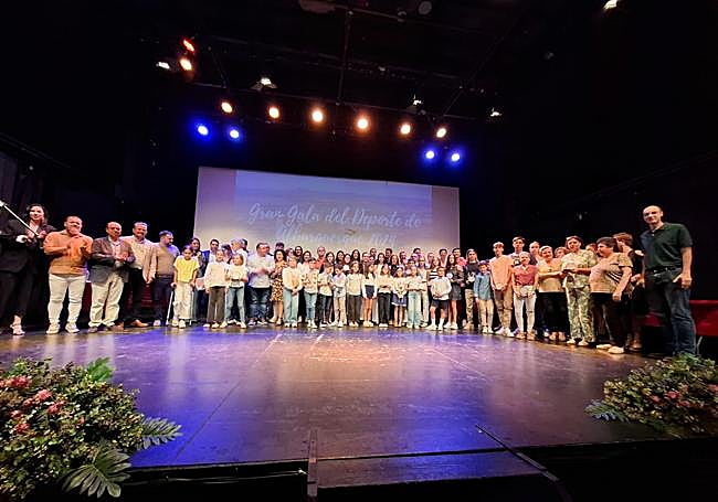 Foto grupal de los protagonistas de la gala