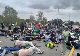 Los participantes en la protesta de Navalmoral se han lanzado al suelo por las víctimas palestinas.
