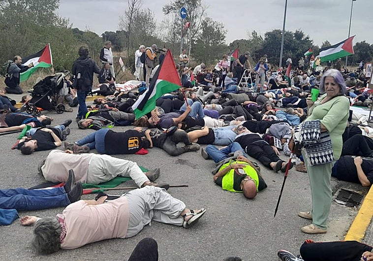 Los participantes en la protesta de Navalmoral se han lanzado al suelo por las víctimas palestinas.