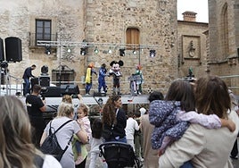 Los niños tomaron ayer la plaza de Santa María.