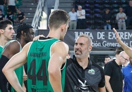 Adrià Alonso habla con Kalinicenko (máximo anotador en Azpeitia) en un duelo de pretemporada.