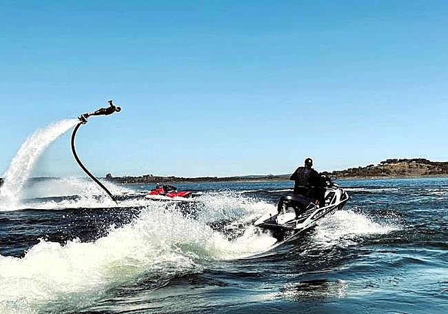 Carlos en acción, sobrevolando su moto acuática