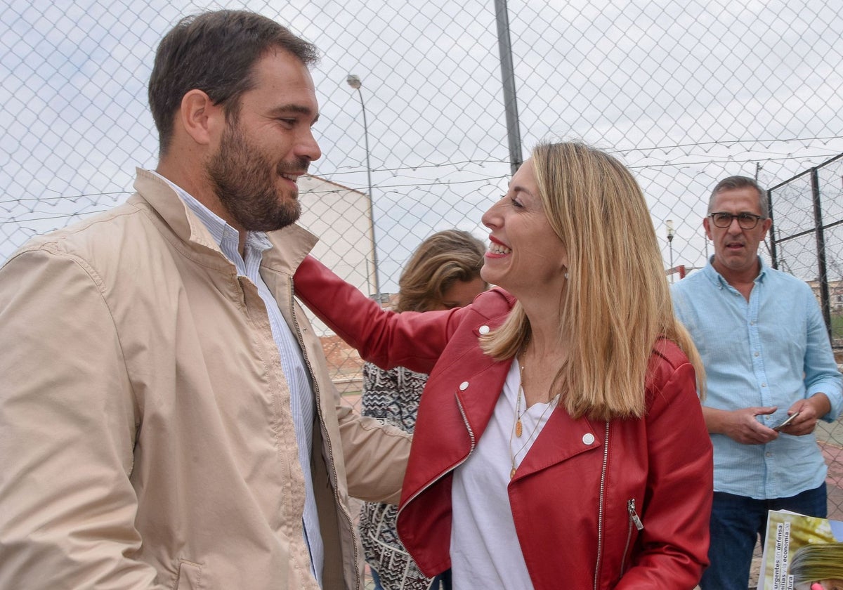 Javier Cienfuegos es saludado por María Guardiola en Montijo durante la campaña electoral de los comicios locales y regionales del año pasado.