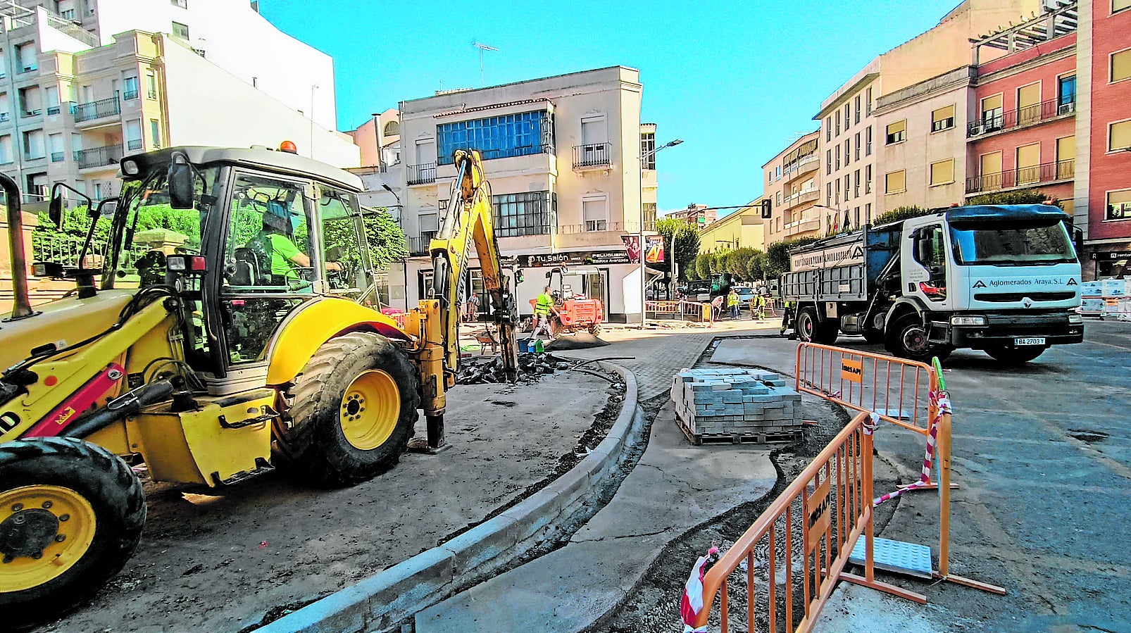 La curva del cruce de Pedro de Valdivia se ha reajustado al tráfico, lo que ha retrasado la ejecución de las obras.