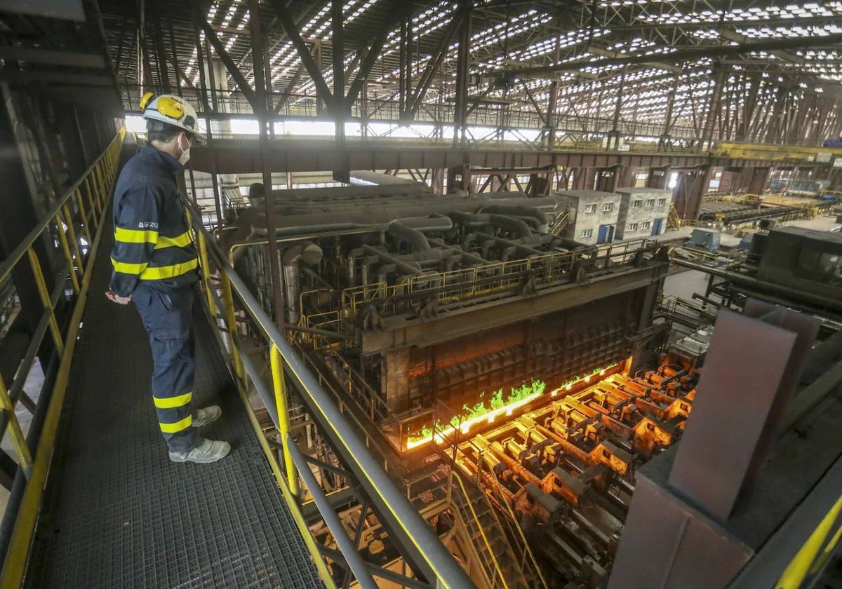 Un trabajador en las instalaciones de la acería del grupo industrial Cristian Lay en Jerez de los Caballeros.